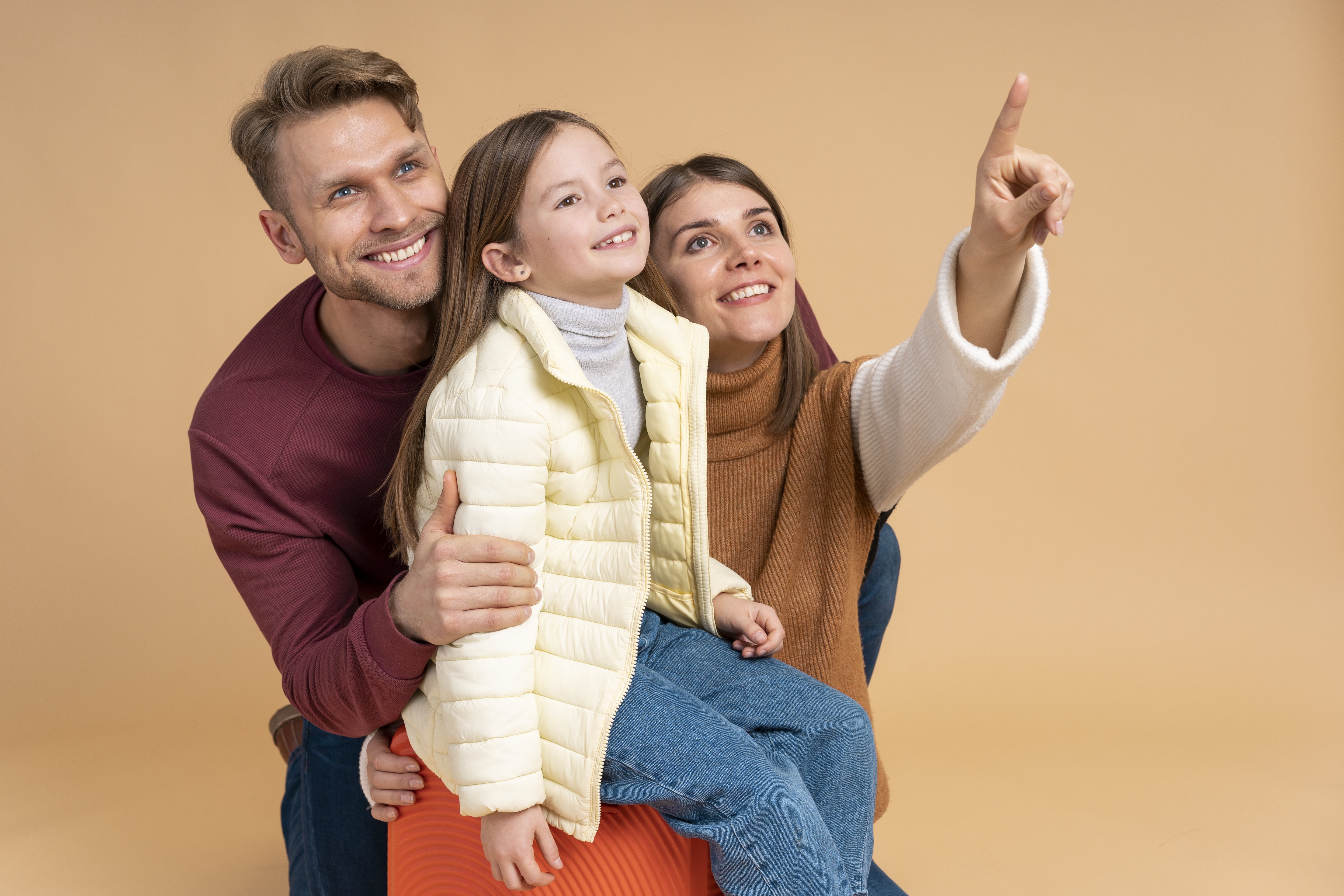 jeune famille trois personnes posant ensemble avant vacances voyage